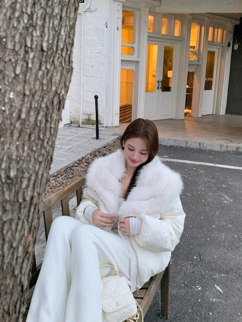 White Down Jacket with Large Fur Collar C0040